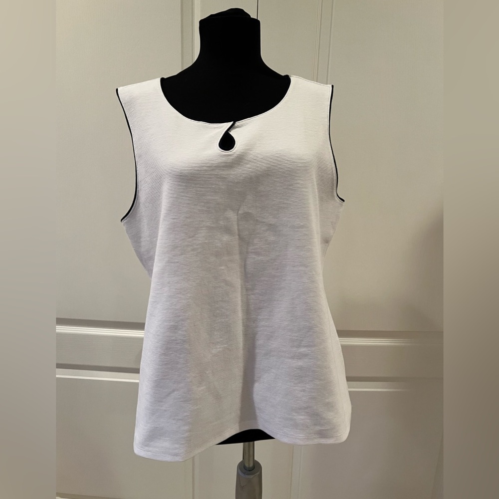 NWT Talbots beautiful white sleeveless top with navy trim. Size L